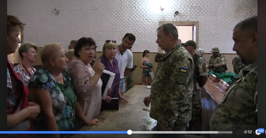 Первое видео из освобожденного села Золотое на Донбассе: как украинских солдат встретили местные жители