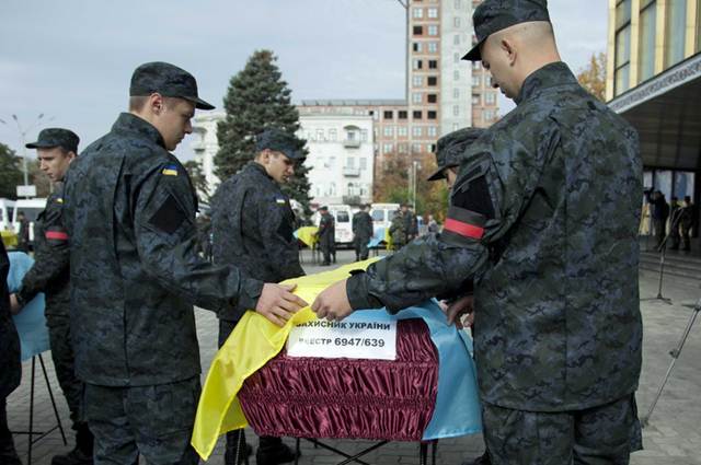 В Днепропетровске продолжают хоронить неизвестных солдат