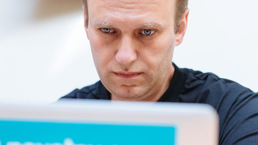 Навальный решил идти до конца: оппозиционер подал в суд на Роскомнадзор за удаление громкого расследования о заме Медведева и олигархе Дерипаске 