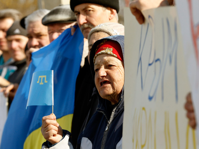 Из-за украинской символики ФСБ и казаки обрушились с репрессиями на крымских татар
