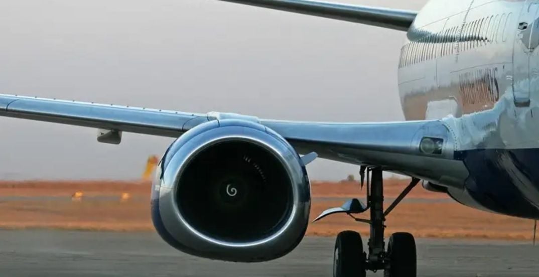 "Сильный хлопок" и "яркая вспышка": у лайнера авиакомпании РФ второй раз раз месяц загорелся двигатель