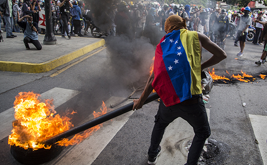 Кровавый бунт в Венесуэле достиг новой критической точки: в ответ на убийство студента протестующие дотла сожгли дом экс-президента Чавеса - фото 