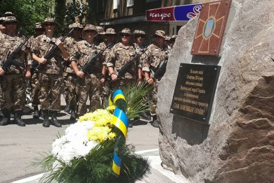 В Мариуполе установили монумент нацгвардейцам и ВСУшникам: присутствовали Аваков, Ляшко, Геращенко и Турчинов