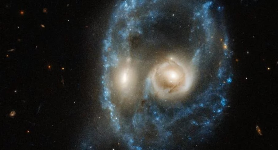 Телескоп Hubble сделал удивительный снимок: опубликованы кадры "космического лица"