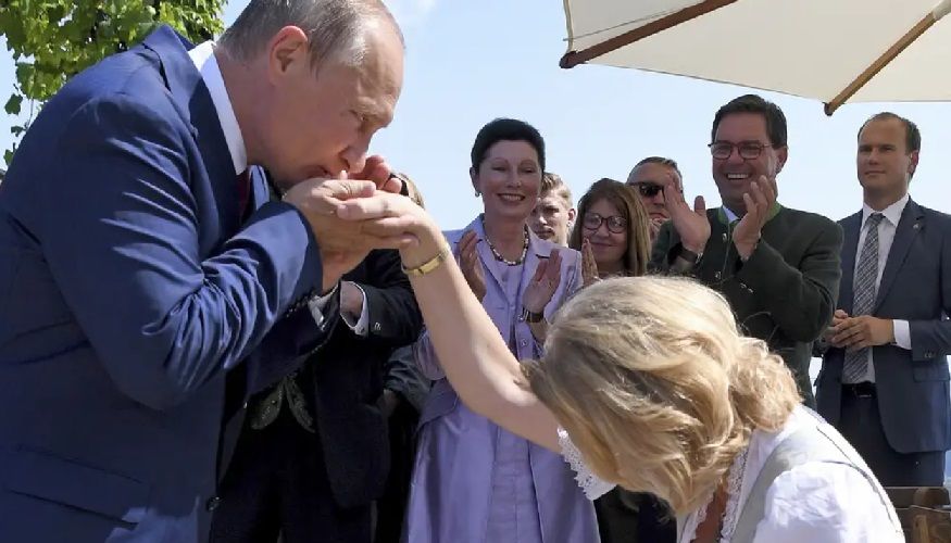 Ексглава МЗС Австрії Кнайсль, яка танцювала на весіллі з Путіним, переїхала до РФ і зробила скандальну заяву