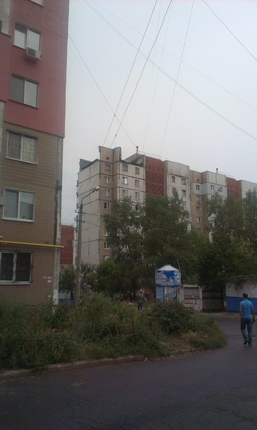 В Донецке в микрорайоне Текстильщик снарядом разнесло крышу 9-этажки