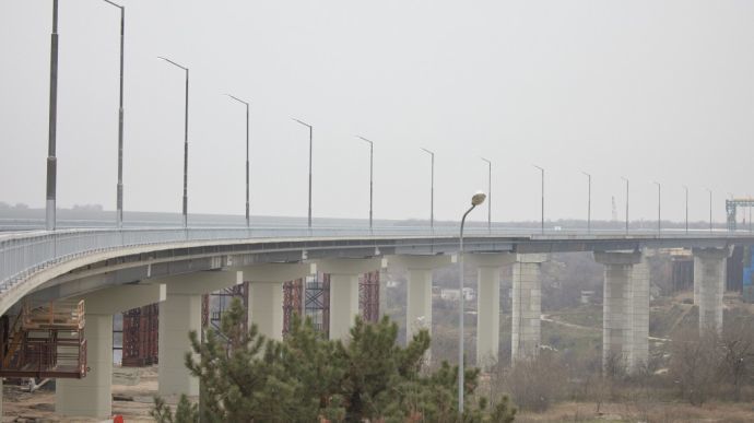 В Запорожье с моста, который вчера открыл президент Зеленский, спрыгнул мужчина