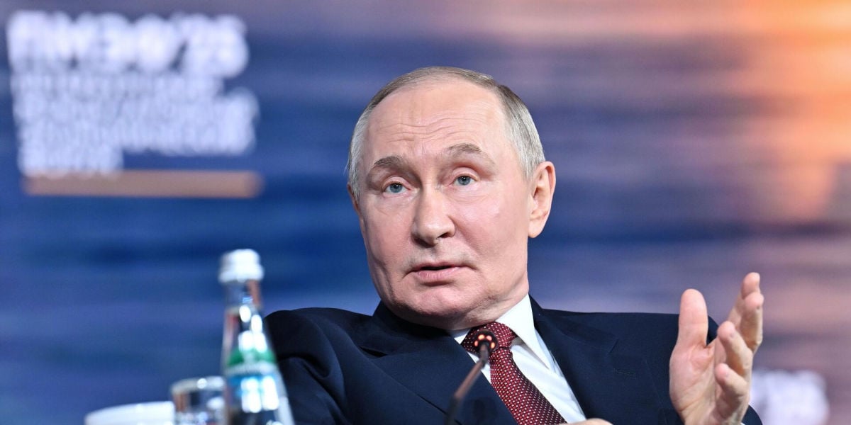 Экономика подрывает позиции: Путин летит на встречу к Трампу со слабыми картами 