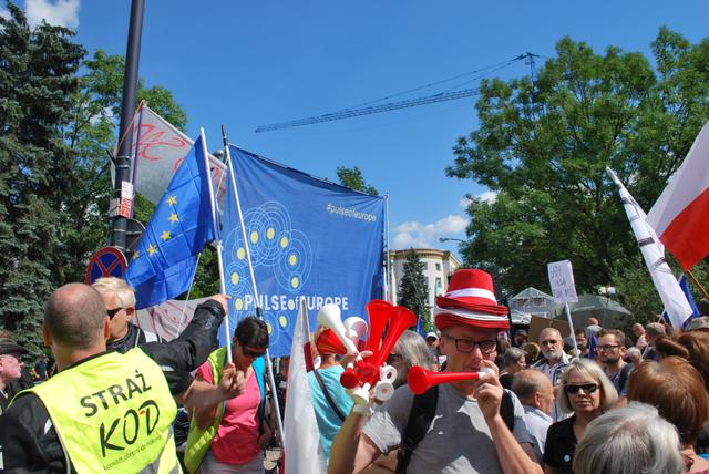 Поляки массово вышли на майдан, чтобы протестовать: народ считает, что правящая партия "ПиС" убивает демократию, ЕС тоже не в восторге от новой "реформы"