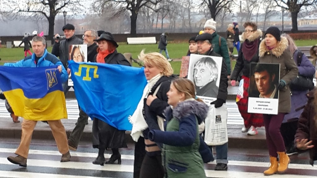 "Когда мы победим и прекратим эту войну, постарайтесь простить нас", - в Питере полиция задержала 2 россиян, державших украинские флаги на акции против агрессии Кремля