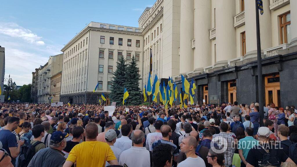 Киев захлестнул многотысячный митинг: под АП потасовки с полицией, митингующие требуют прихода Зеленского - кадры