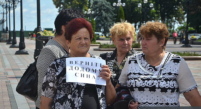 Женщины Ивано-Франковска требуют вернуть из зоны АТО своих сыновей и мужей домой