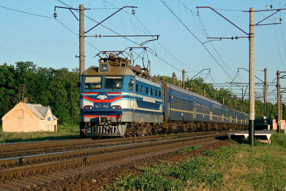 Поезд "Кривой Рог - Москва" пришлось экстренно остановить: в одном из вагонов из-за жары скончался проводник 