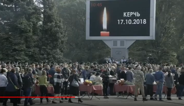 Жители Крыма оплакивают невинных жертв стрелка Рослякова: в Керчи проходит церемония прощания с убитыми - кадры
