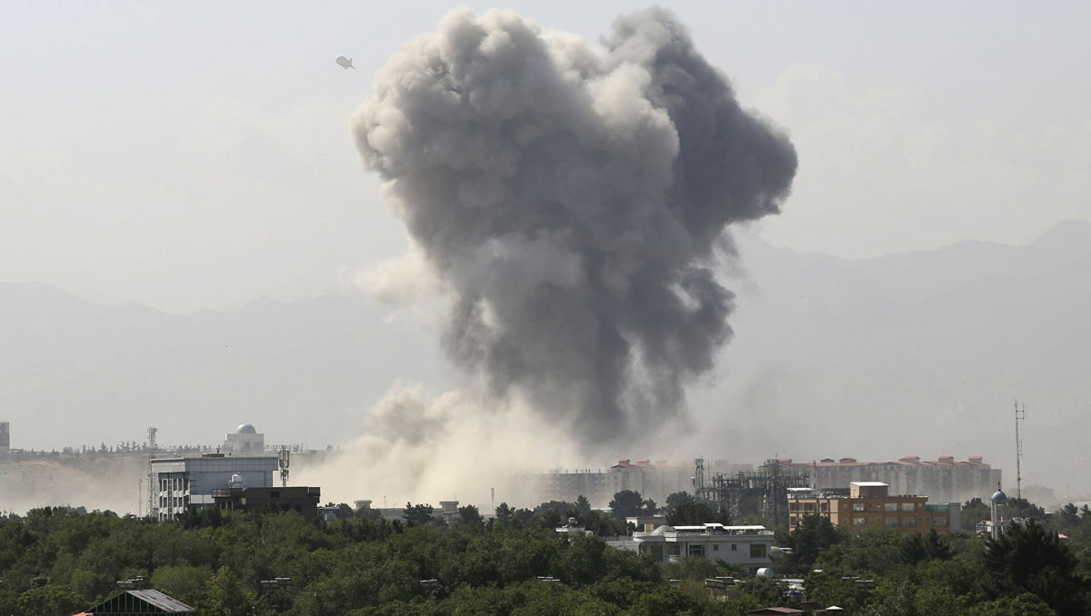 В Кабуле около аэропорта произошел новый мощный взрыв: на видео слышны крики людей