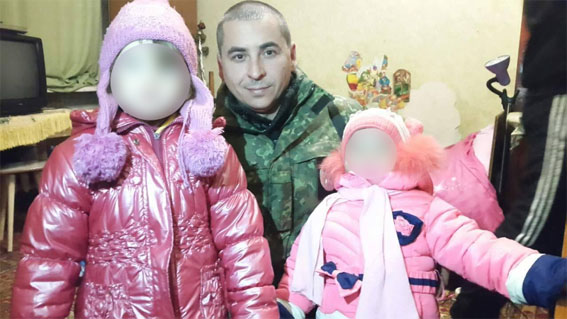 В Краматорске в лютый холод нашли раздетых и полузамерзших маленьких сестер: матерью девочек оказалась убийца