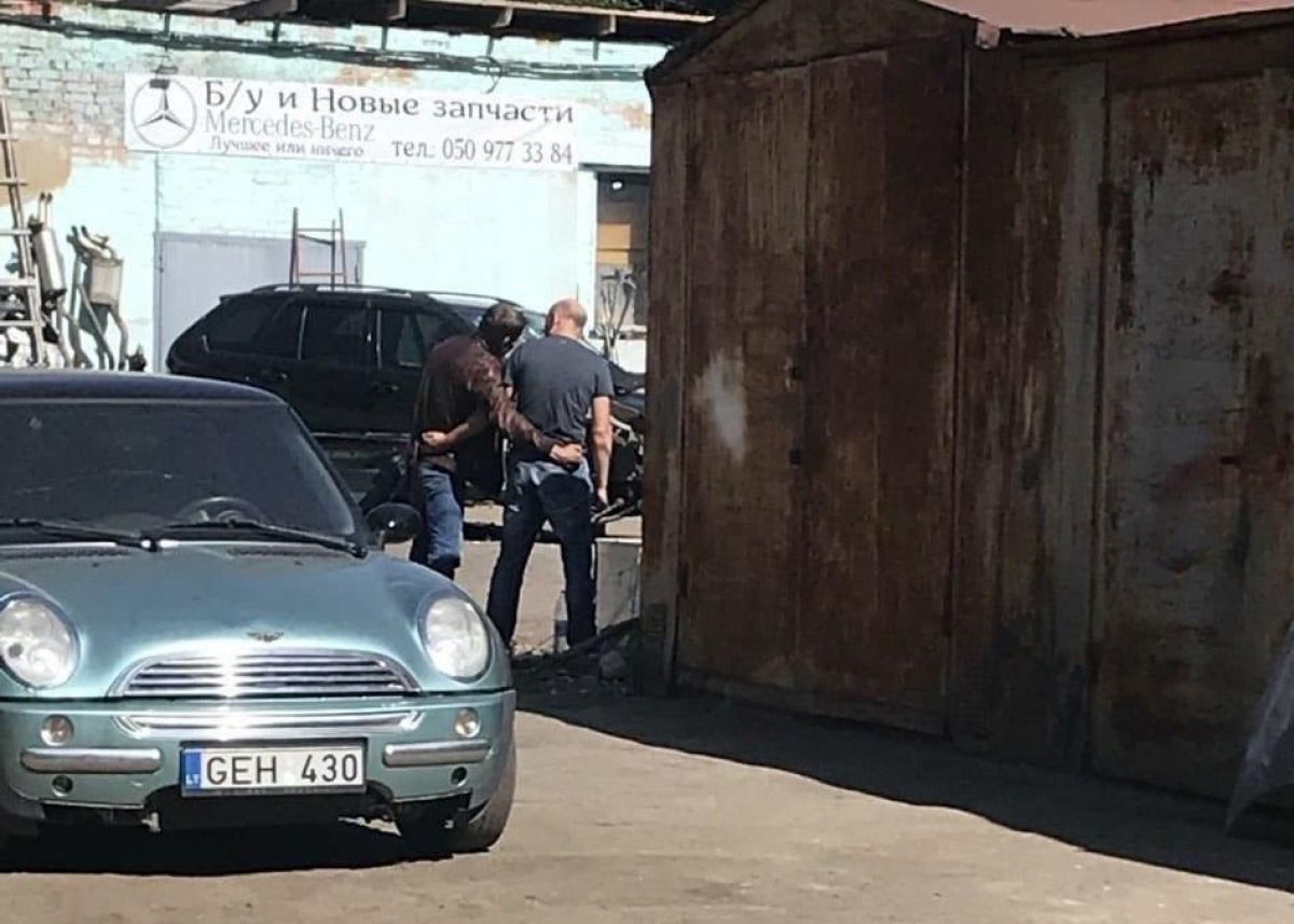 Захват в заложники полковника полиции Шияна: снайперов готовят стрелять по автомобилю - СМИ
