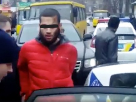 В Киеве невменяемый "айдаровец" покусал полицейского и едва не сбил пешехода: уникальные кадры очевидцев скандального инцидента