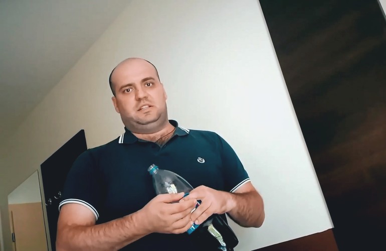 Сороченко облили мочой прямо в суде: скандальный блогер жестко поплатился за избиение ветерана АТО - видео