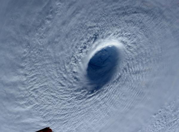 Астронавты выложили в интернет снимки сверхгигантского тайфуна "Майсак"