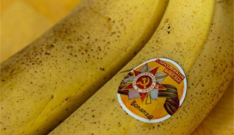 Новосибирская фирма украсила бананы георгиевской лентой и орденом Великой Отечественной войны