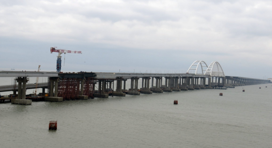 "Это не мост, а настоящий забор Путина", - в Сети показали новые фото Керченского моста, разозлившие украинцев