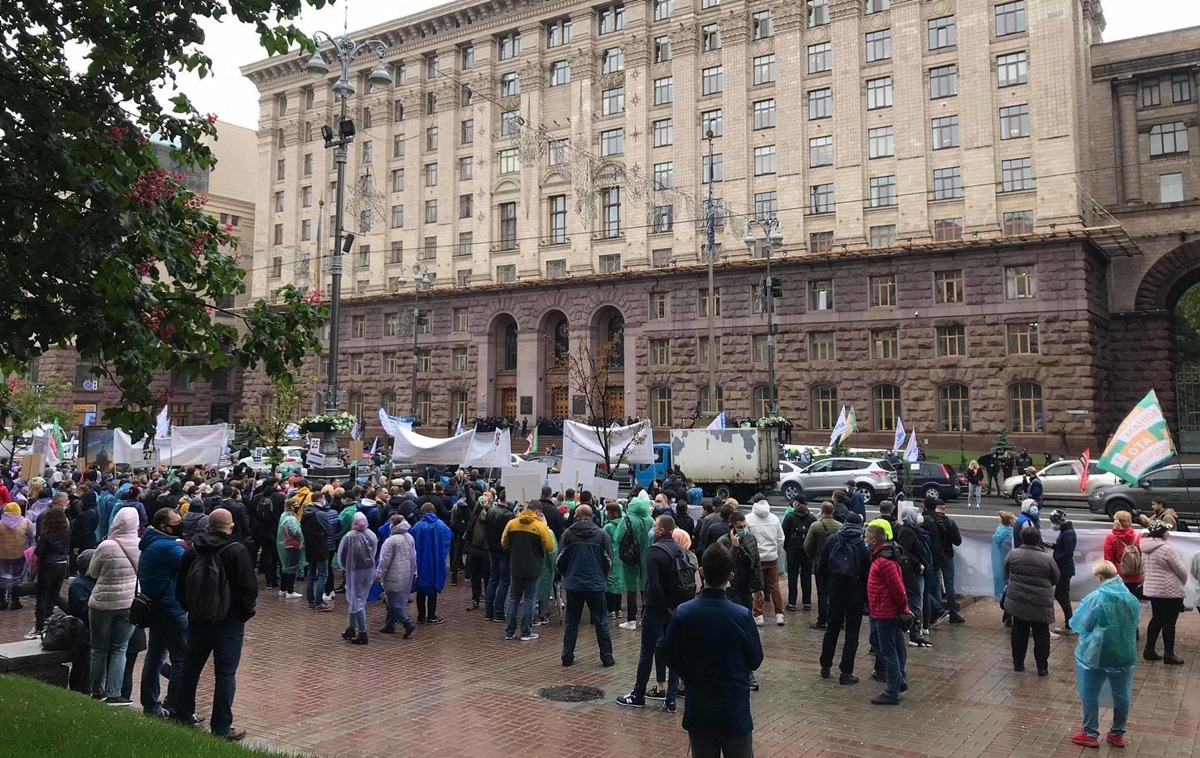 В центре Киева прошел массовый протест - к народу вышел Аваков и обратился Кличко