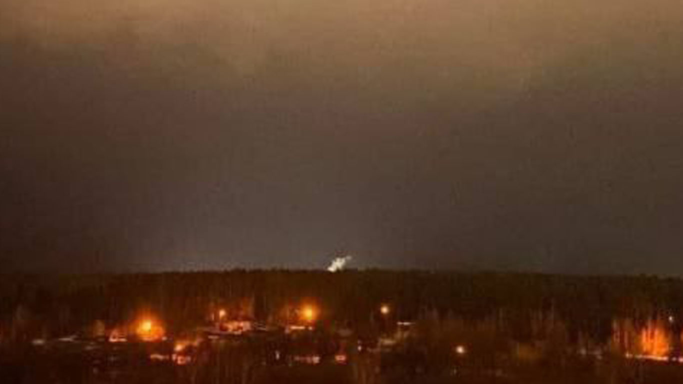 ​В Клинцах и Климово на территории воинской РФ части кто-то ночью "покурил" – кадры показали сильный пожар