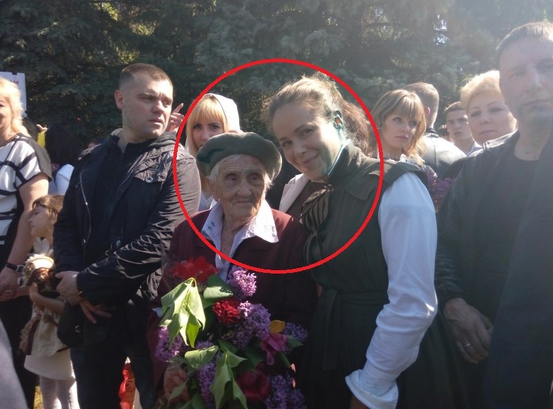 ​Правильный "Бессмертный полк": соцсети высмеяли фото Королевской на фоне портрета Романа Шухевича