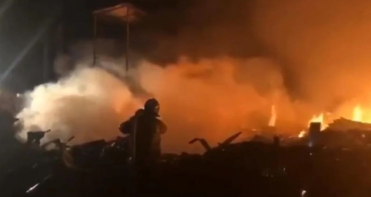 В Севастополе вспыхнул пожар, где жили более 100 рабочих, строящих важную трассу для Путина