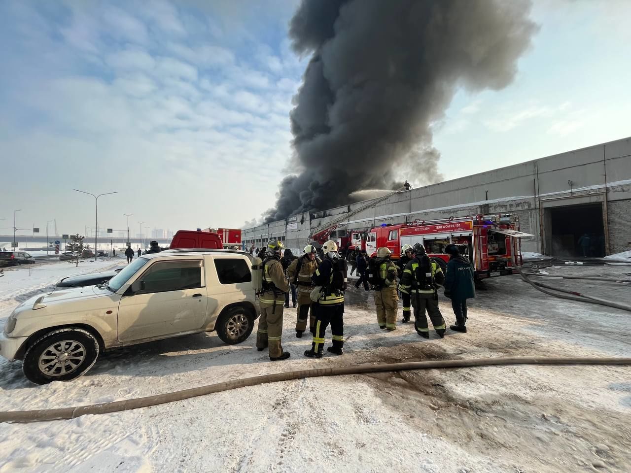 "Ситуация плачевная", – спасатель о мощном пожаре в Красноярске, где началось обрушение здания