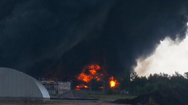 Пожар на нефтебазе: спасатели дадут выгореть емкостям, чтобы не рисковать жизнями