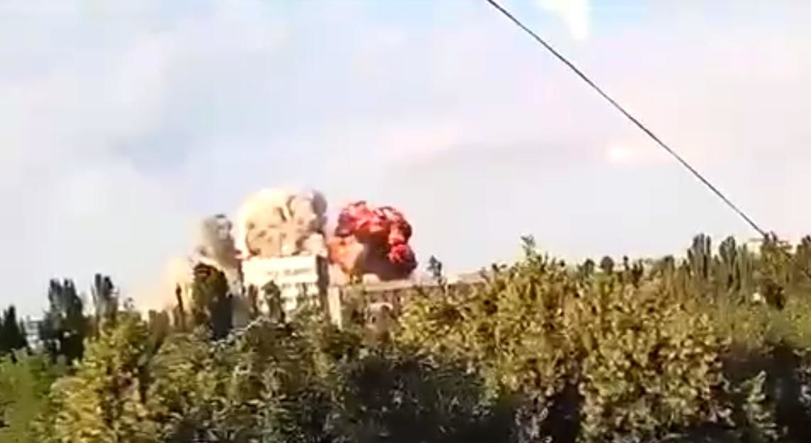 Ракетный удар оккупантов по Николаеву – видео прямого попадания в здание