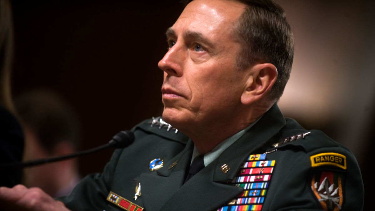 Генерал США Петреус заявил о возможности заставить Россию "сыпаться и рухнуть этим летом"