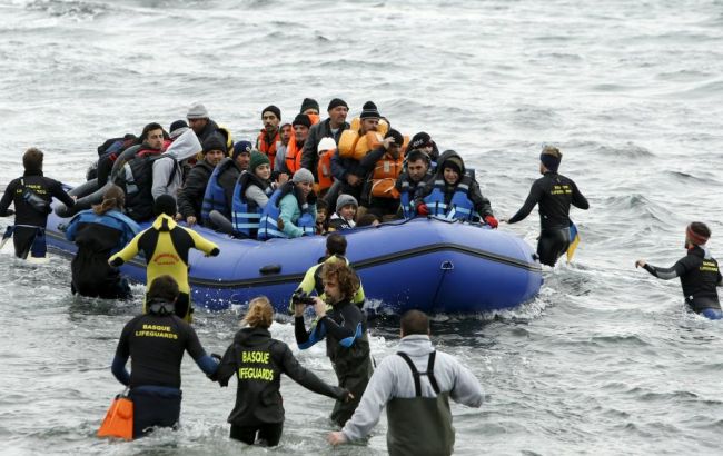 В Италию за три дня приплыли более 3 тысяч беженцев: береговой охране пришлось спасать мигрантов в море