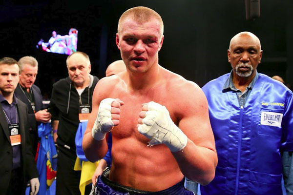 Скандальный бой Глазкова: боксер вышел на ринг в перчатках с флагом России