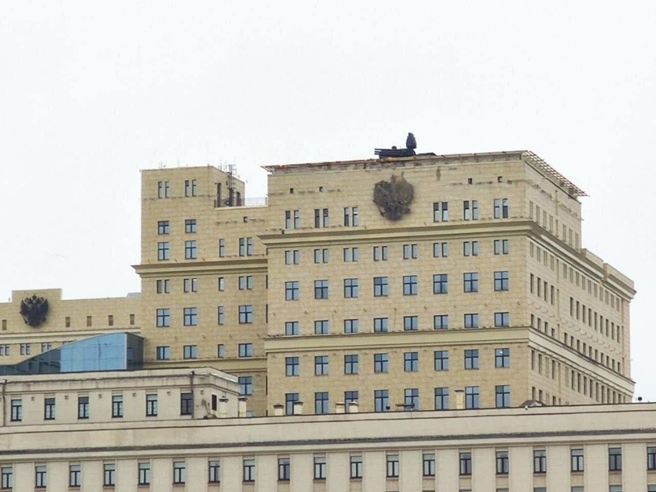 ​Паники нет: в Москве на крыши зданий кранами поднимают ЗРПК "Панцирь С-1"