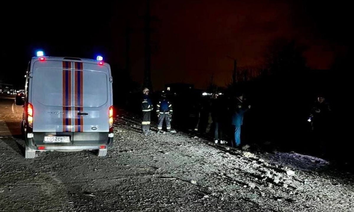 Авиация РФ уронила бомбу на подстанцию в Белгороде, вызвав "дождь" из осколков, почвы и камней 
