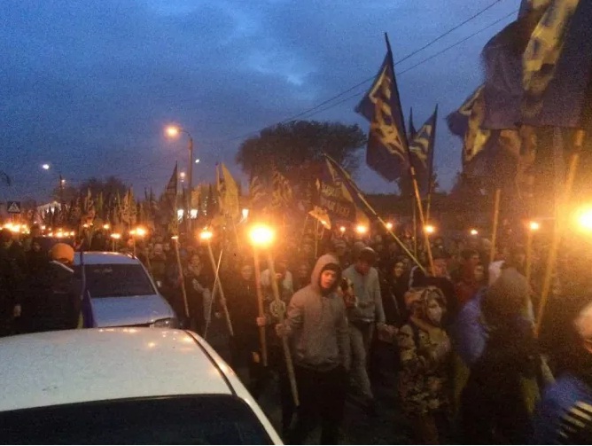 "Правый сектор" и "Азов" проводят в Киеве факельное шествие и "Марш нации": 2 тысячи человек идут под охраной к Киево-Печерской Лавре (кадры)