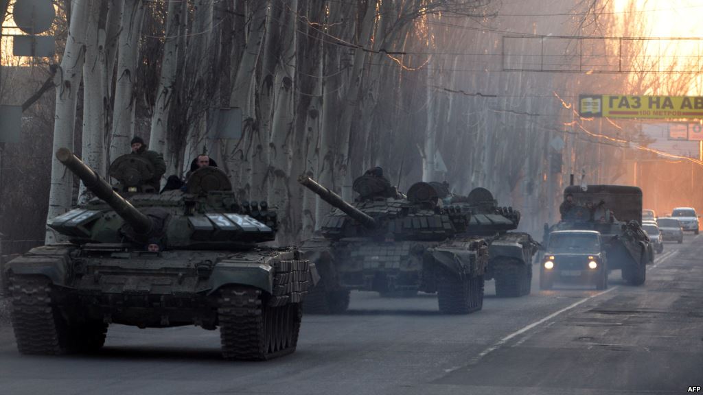 Террористы ДНР скрывают колонны танков в Донецке и в районе Марьинки