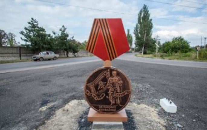 Взрыв "мемориала" боевиков в Иловайске: стало известно, кто стоит за подрывом "памятника" "освободителям"  