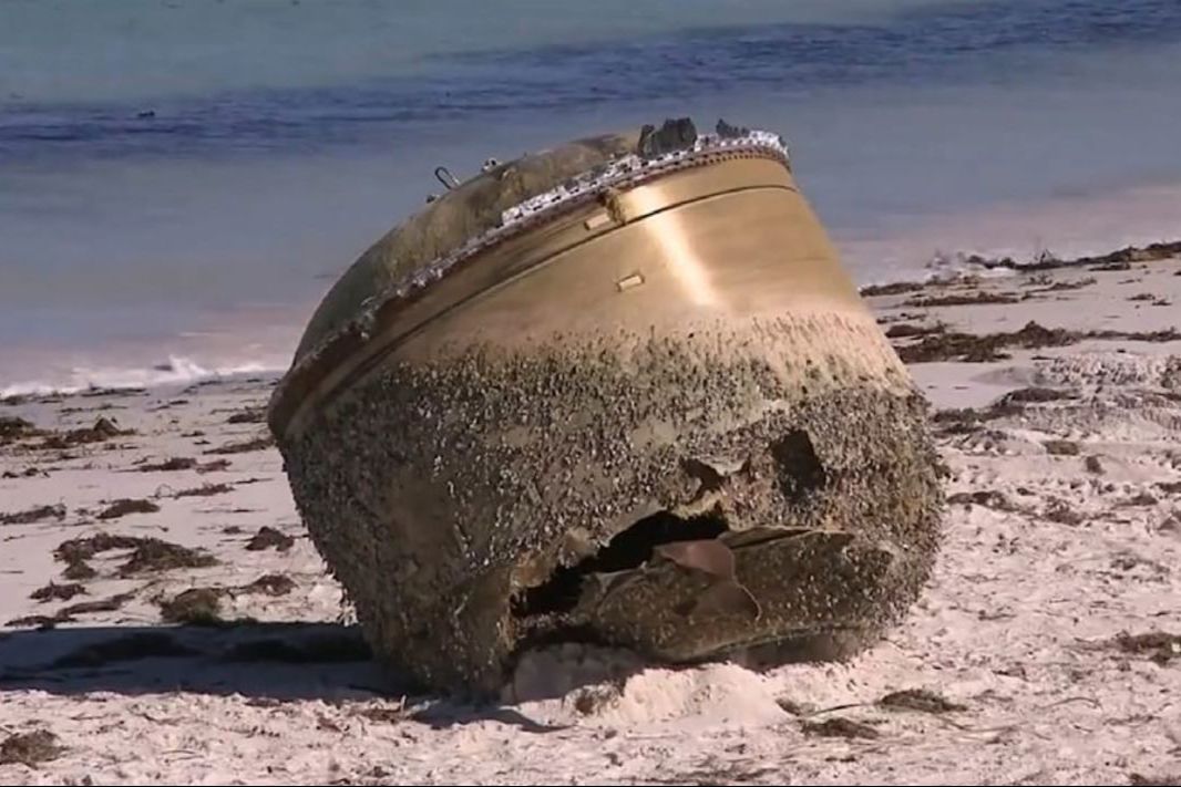 Загадочный 3-метровый цилиндр вынесло на берег Австралии: эксперты теряются в догадках
