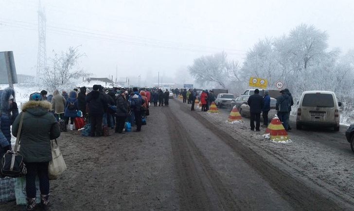 Двое суток в очереди или взятка в 2000 рублей: жители Донбасса клянут боевиков "ДНР" за ад в очередях на КПВВ 