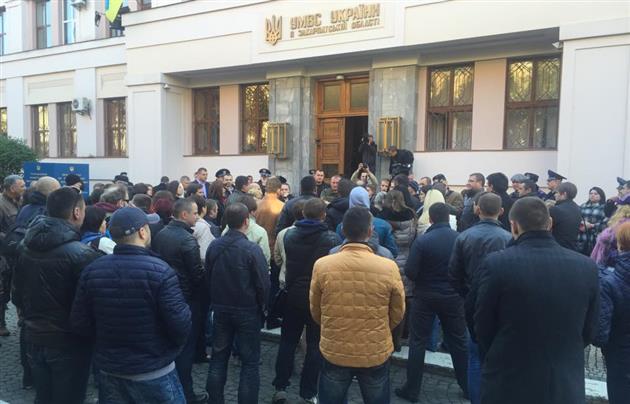 Возле ОГА Ужгорода народное вече по отставке главы: на чьей стороне Москаль — народа или бандитов?