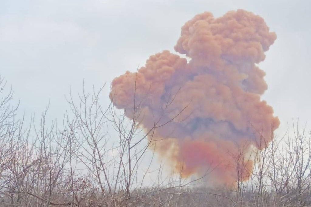 ​В Рубежном армия РФ ударила по цистерне с азотной кислотой – над городом ядовитое рыжее облако
