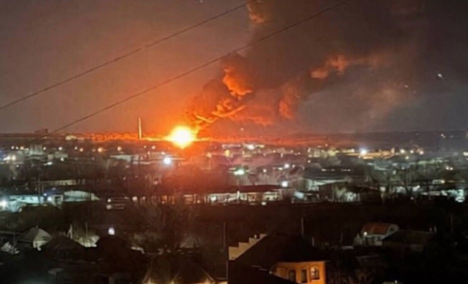 На ВОТ Луганщины прогремели взрывы: в Сети опубликованы мощный пожар на нефтебазе и повреждения подстанции