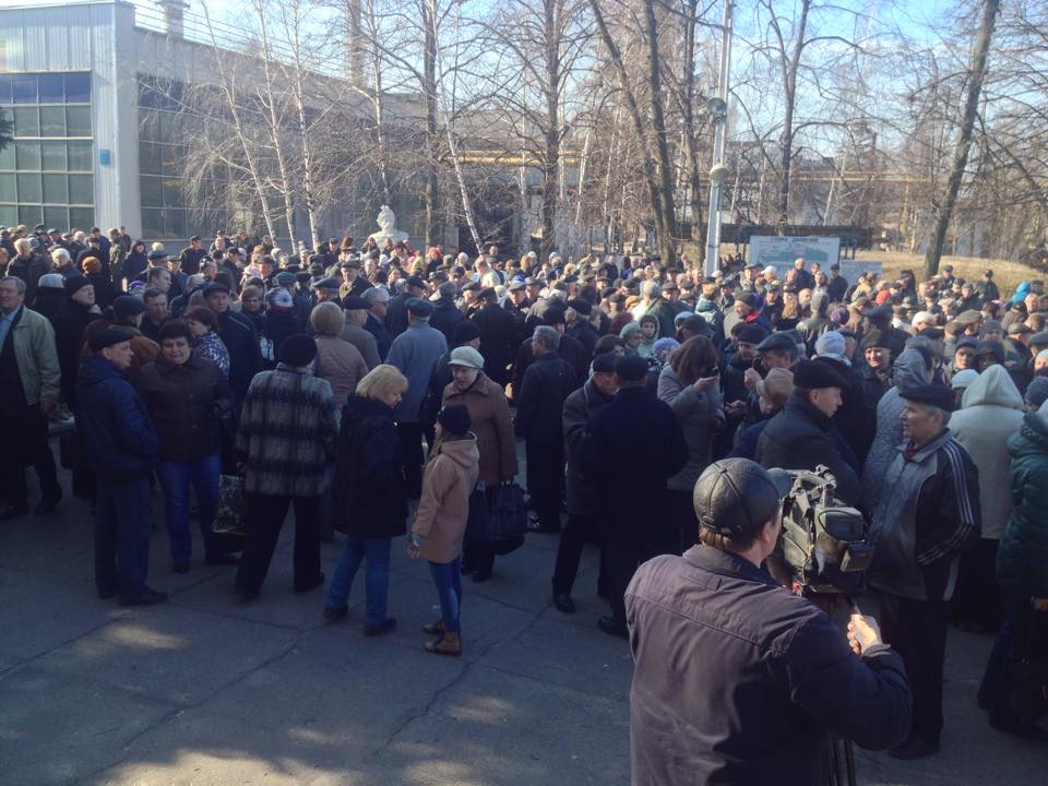 Работники Харьковского авиазавода вышли на митинг - требуют погасить долги