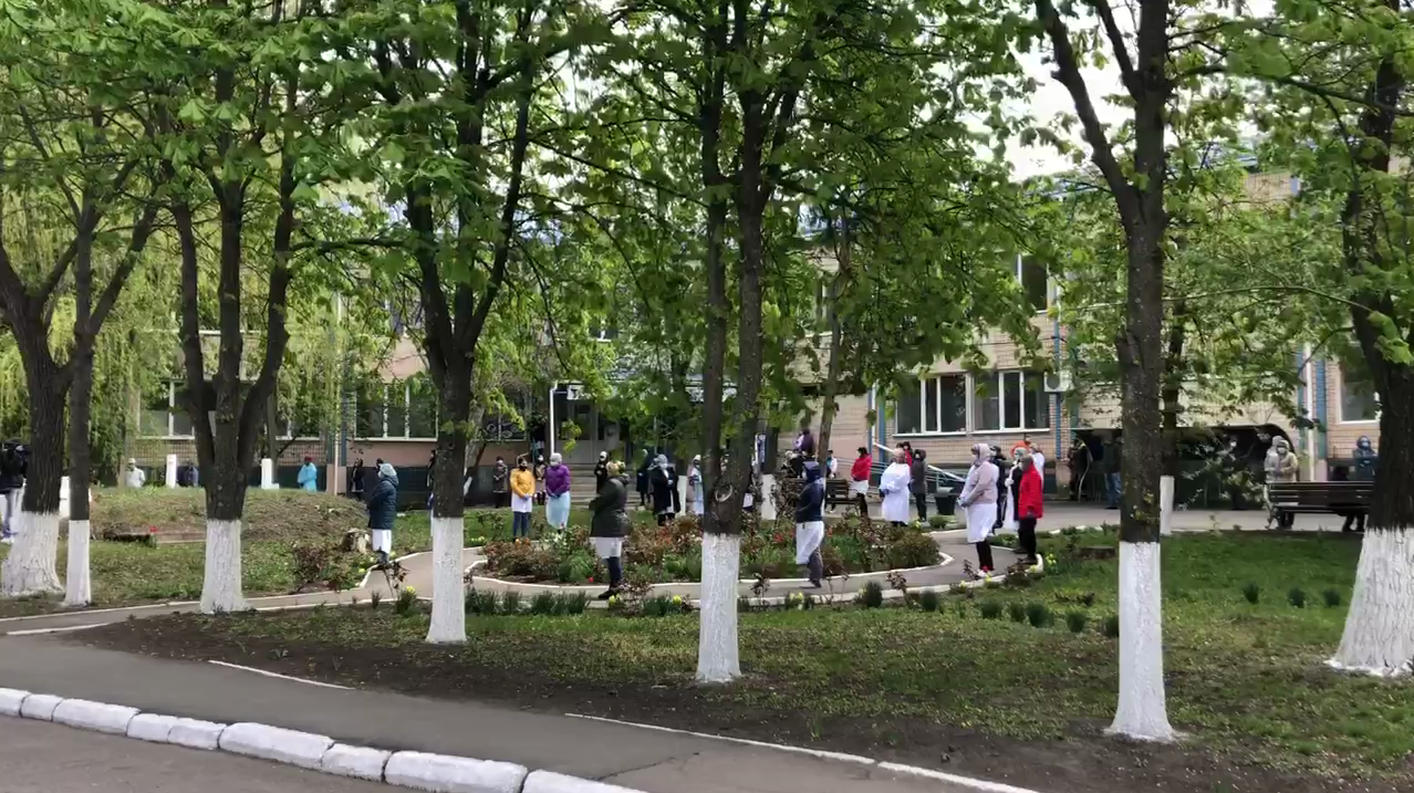 В Одесской области простились с умершим от COVID-19 врачом - весь персонал клиники вышел на похороны