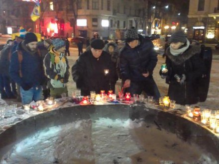В Харькове сотни активистов зажгли свечи в память о погибших во Франции