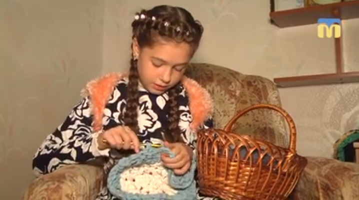 Самый юный волонтер Украины: 11-летняя Лида Немлий плетет коврики и отправляет военным на Донбасс – кадры